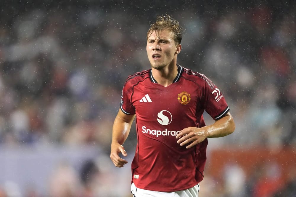 Milan negocia empréstimo de Rasmus Hojlund, mas atacante quer seguir no Manchester United imagem do post